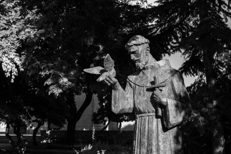 San Francesco vive – Triduo in preparazione alla festa – dal 1° al 4 ottobre Black and white image of a saint statue holding a dove in a Šibenik park.